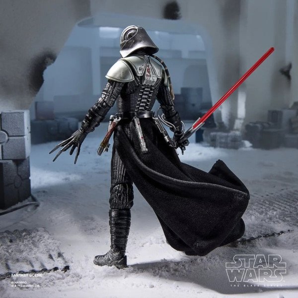 Figurine Lord Starkiller Black Series dans la neige avec cape en mouvement et sabre rouge, vue arrière