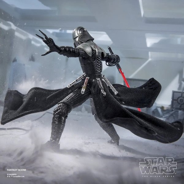 Figurine Lord Starkiller Black Series de profil dans la neige, cape déployée et sabre laser rouge