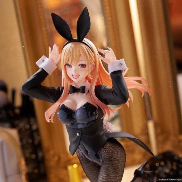 Plan rapproché de Marin Kitagawa Bunny Ver avec décor coiffeuse et miroir doré
