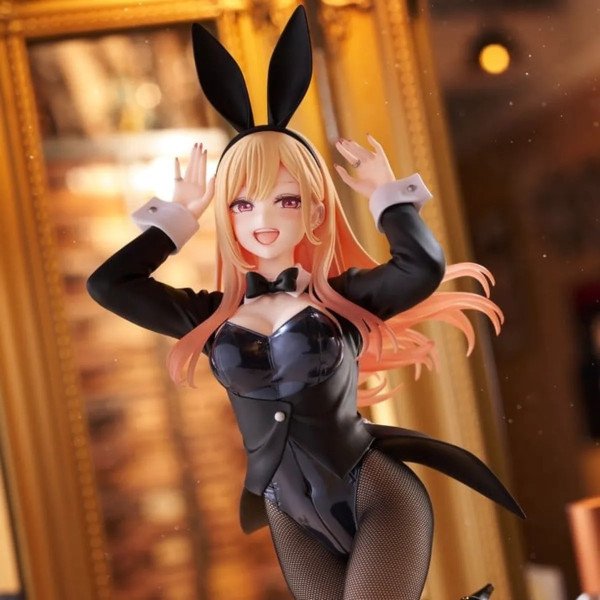 Vue en ambiance de la figurine Marin Kitagawa Bunny Ver en costume bunny noir