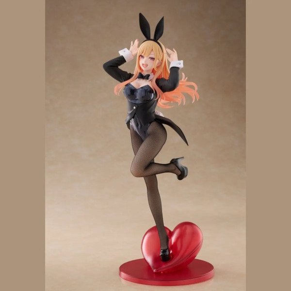 Figurine Marin Kitagawa Bunny Ver en tenue noire avec oreilles de lapin sur socle cœur rouge