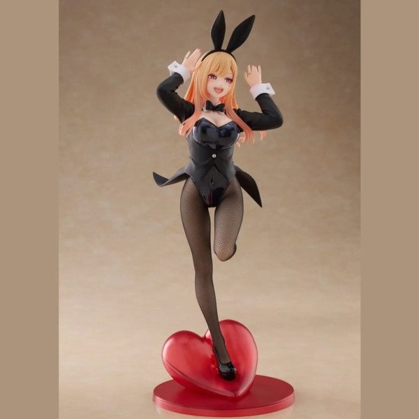 Vue de face de Marin Kitagawa Bunny Ver en costume noir brillant et collants résille