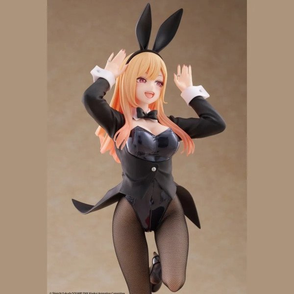 Portrait de Marin Kitagawa Bunny Ver avec cheveux blonds rosés et nœud papillon noir