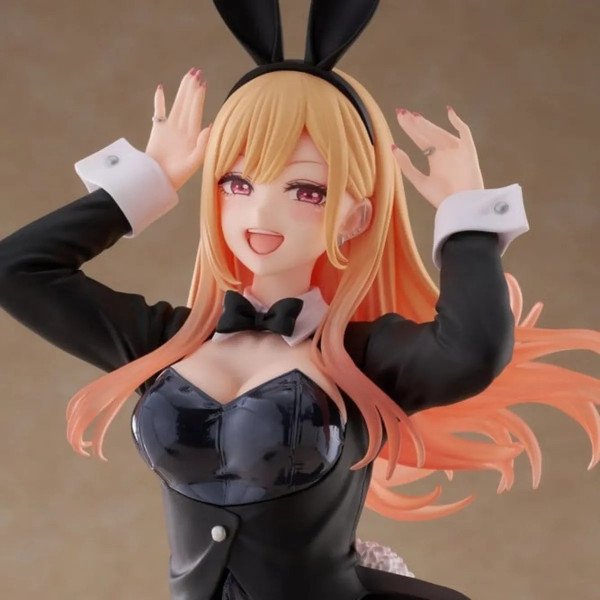 Gros plan sur le visage souriant de Marin Kitagawa Bunny Ver avec oreilles de lapin noires