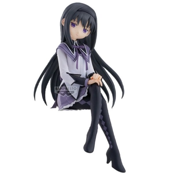 Figurine Homura Akemi assise en uniforme violet avec longues jambes croisées et cheveux noirs