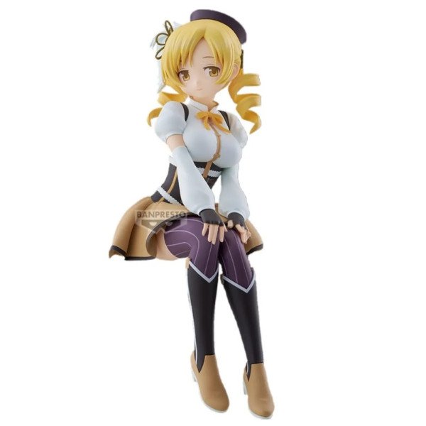 Figurine Mami Tomoe assise en tenue blanche et marron avec collants violets et boucles blondes