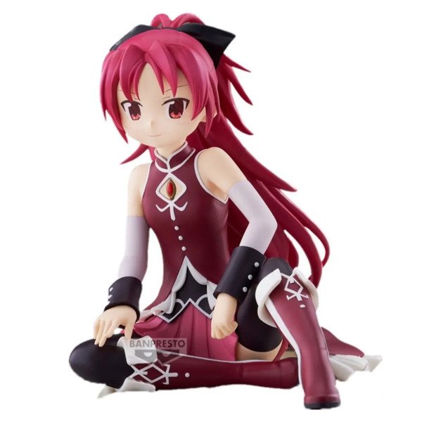 Figurine Kyoko Sakura assise en tenue rouge et noire avec longue chevelure rose et grand nœud noir