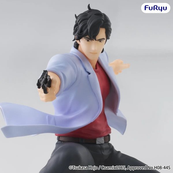 Gros plan de la figurine Ryo Saeba City Hunter Noodle Stopper FuRyu avec visage sérieux, bras tendu et revolver