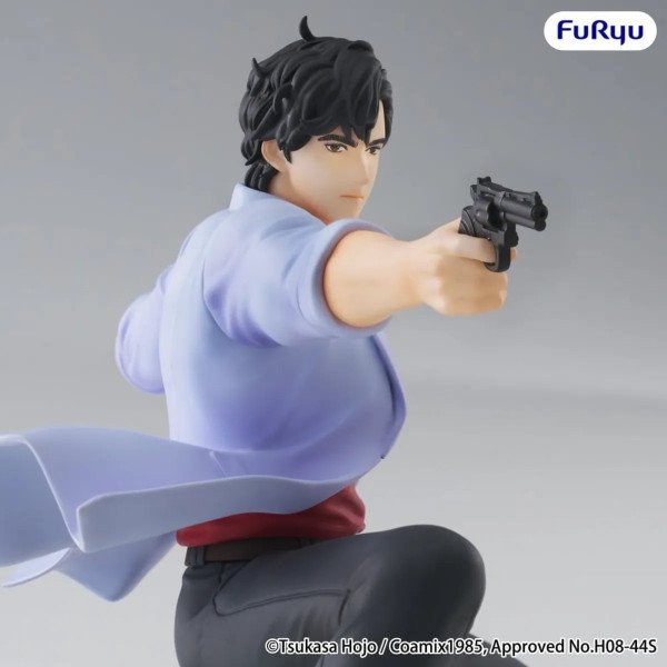 Figurine Ryo Saeba City Hunter Noodle Stopper FuRyu en vue trois quarts droite, veste ouverte et revolver pointé
