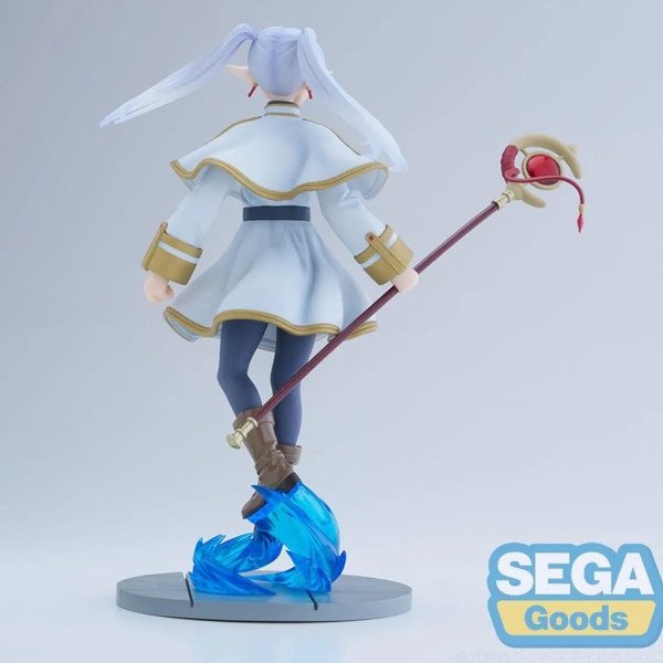 Statuette Frieren Luminasta Sega vue arrière, avec longue chevelure blanche, cape courte et bâton magique dans le dos