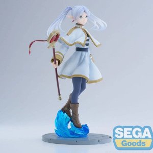 Statuette Frieren Luminasta Sega vue de face, avec bâton magique, tenue blanche et effet bleu au sol 2