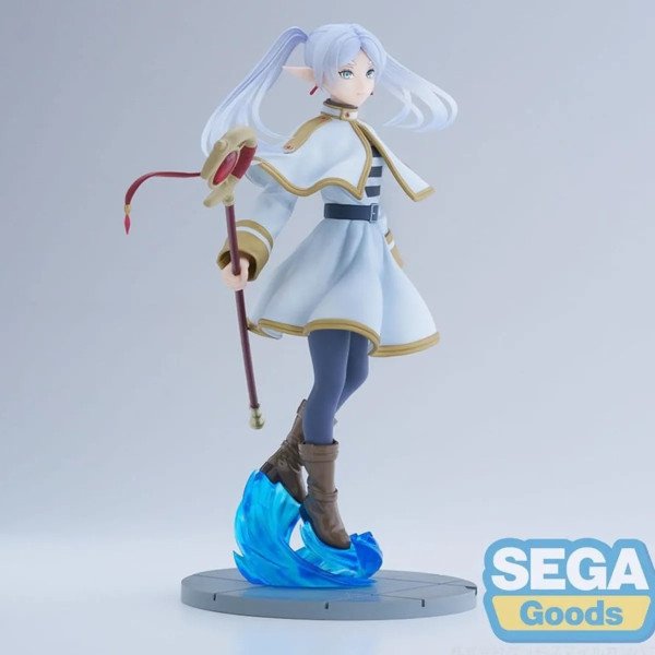 Statuette Frieren Luminasta Sega vue trois quarts face droite, posée sur un effet bleu translucide avec bâton magique