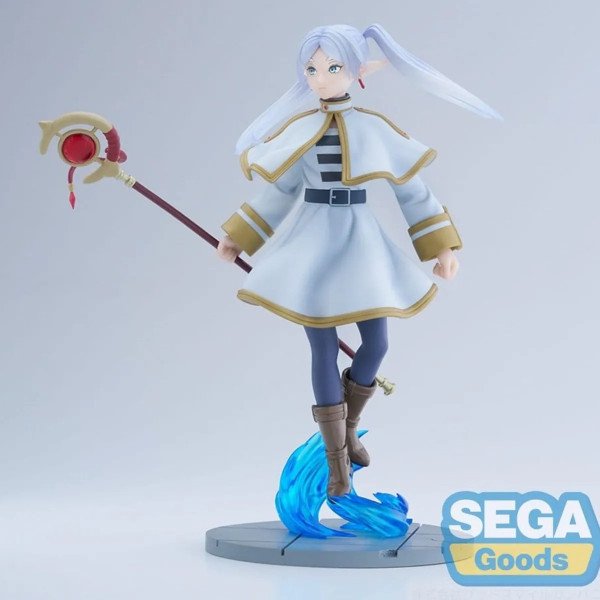 Statuette Frieren Luminasta Sega vue trois quarts face gauche, bâton rouge en main et effet magique bleu sur socle