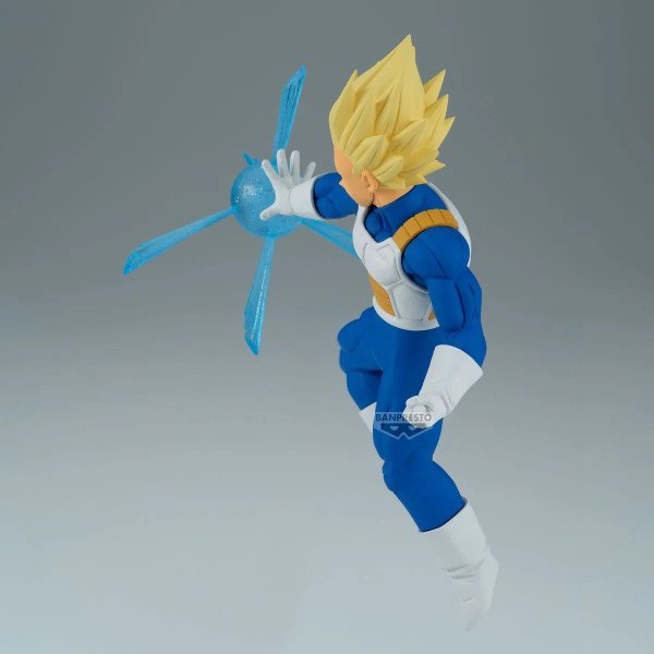 Figurine Vegeta Super Saiyan G x Materia Banpresto vue de dessus arrière, main ouverte projetant une sphère d’énergie bleue