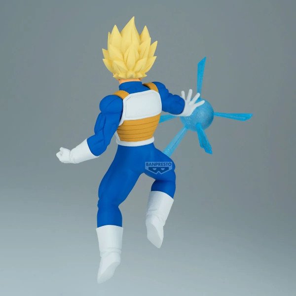 Figurine Vegeta Super Saiyan G x Materia Banpresto vue arrière, en suspension avec armure Saiyan et effet d’énergie bleu