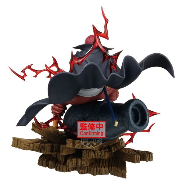 Figurine Shanks Theorama Soul Banpresto vue arrière, cape déployée sur canon et décor bois brisé