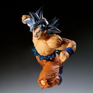 Figurine Son Goku Ultra Instinct Match Makers de Banpresto vue en plongee, en pleine charge 2