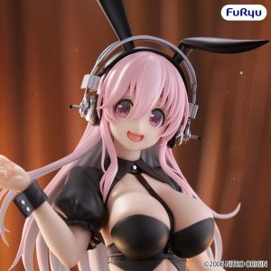 Statuette Super Sonico BiCute Bunnies Reverse Bunny Ver. de FuRyu, vue de face en tenue bunny noire. 2
