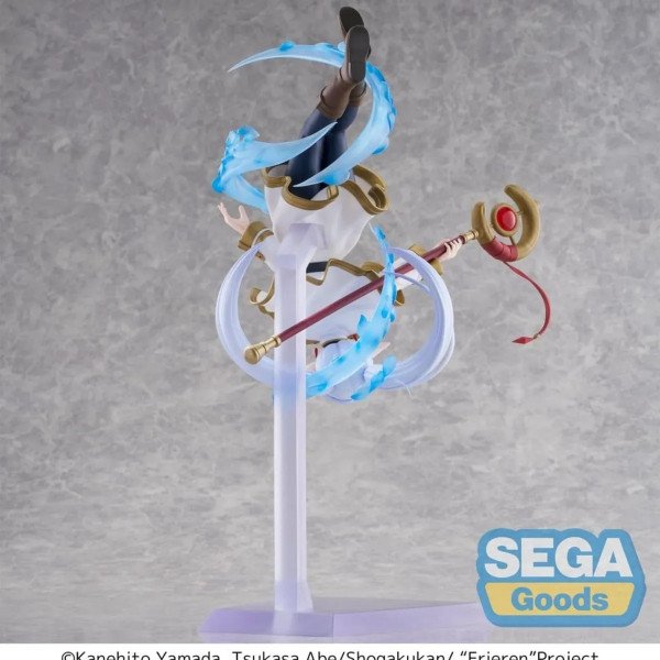 Statuette Frieren FIGURIZMa vue de dos, pose renversée sur support avec sceptre et effets bleus.