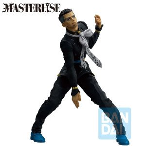 Figurine Yuya Fungami vue en contre-plongée, jambes écartées, costume noir et chaussures bleues.