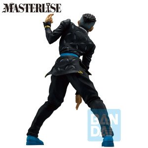 Figurine Yuya Fungami vue en contre-plongée, jambes écartées, costume noir et chaussures bleues. 2