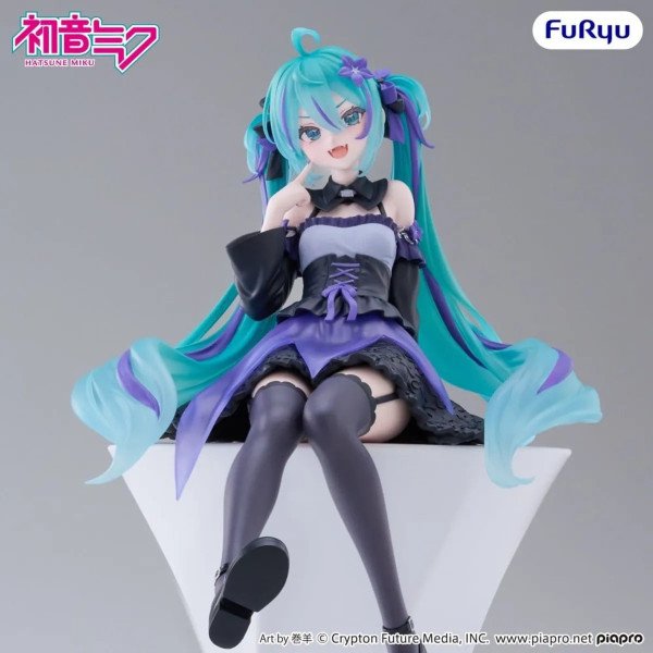 Figurine Hatsune Miku Flower Fairy Bellflower vue en légère contre-plongée, jambes croisées et sourire.