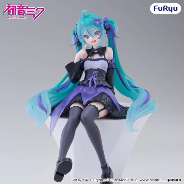Figurine Hatsune Miku Noodle Stopper Flower Fairy Bellflower de face, assise sur socle blanc sur fond gris.