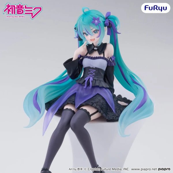 Figurine Hatsune Miku Noodle Stopper Flower Fairy Bellflower assise de face sur fond gris clair.