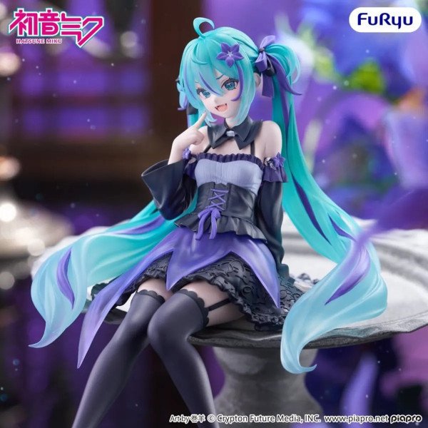 Figurine Hatsune Miku Flower Fairy Bellflower assise, vue de trois quarts dans un décor flou violet.