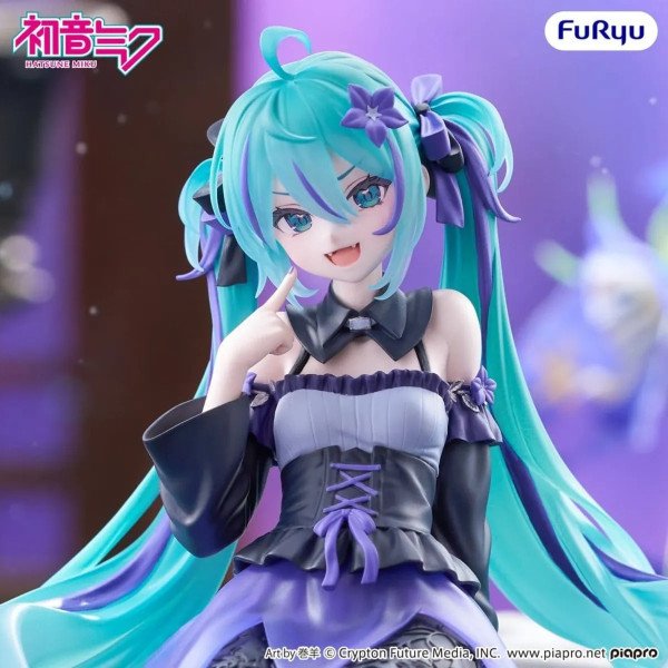 Gros plan sur la figurine Hatsune Miku Flower Fairy Bellflower, visage souriant et tenue violette.