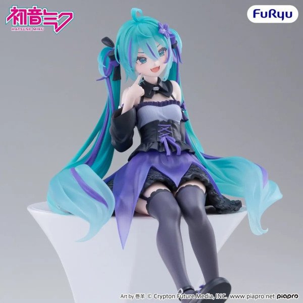 Figurine Hatsune Miku Flower Fairy Bellflower vue de trois quarts gauche, assise sur socle blanc.