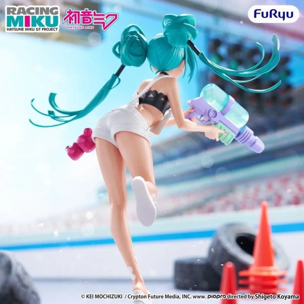 Vue de dos de la figurine Racing Miku 2025 Sepang Ver. Muchute par FuRyu, en pleine course sur circuit.