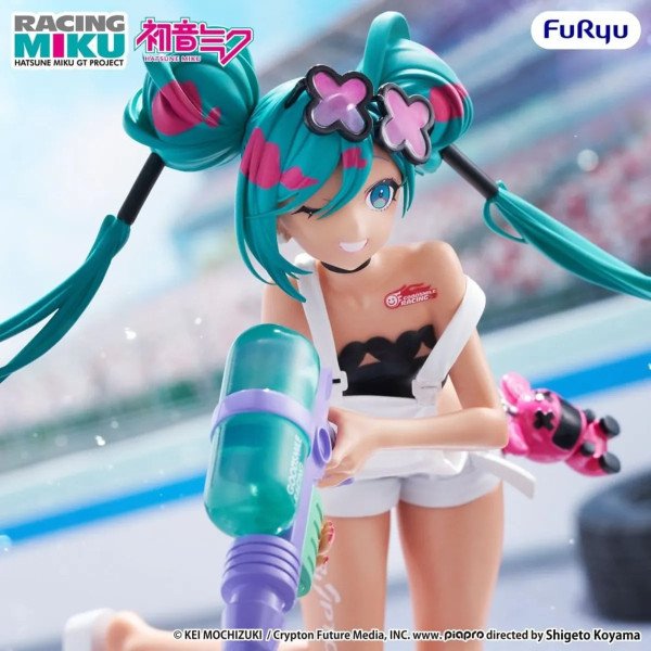 Détail du visage de la figurine Racing Miku 2025 Sepang Ver. Muchute par FuRyu, avec clin d’œil et arme à eau.