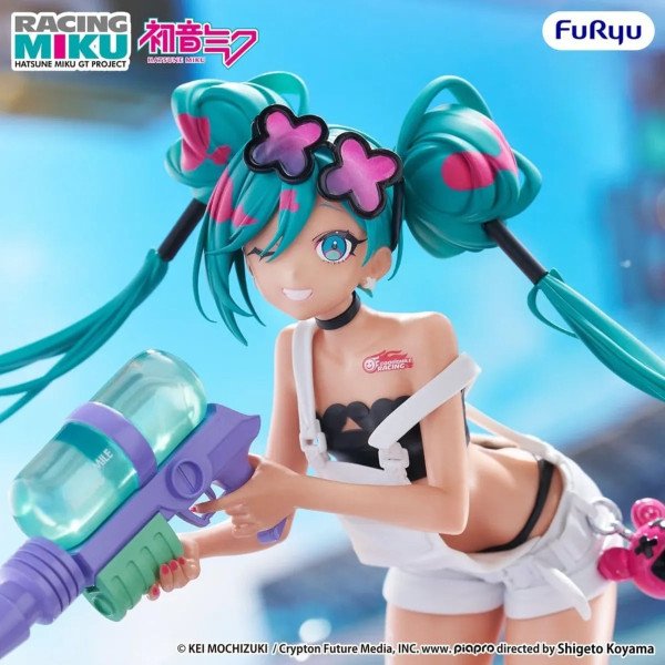 Gros plan sur la figurine Racing Miku 2025 Sepang Ver. Muchute par FuRyu, avec clin d’œil et pistolet à eau.