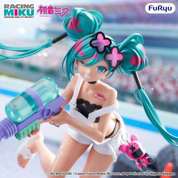 Figurine Racing Miku 2025 Sepang Ver. Muchute de FuRyu, vue de trois quarts avec pistolet à eau et pose dynamique.