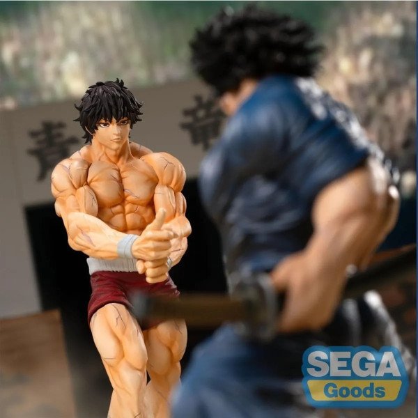 Mise en scène de Baki Hanma face à un adversaire flou dans un décor de dojo.
