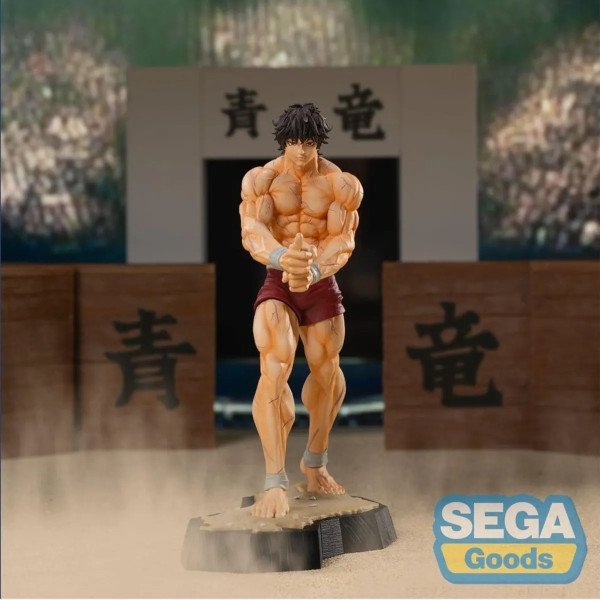Statuette Baki Hanma Luminasta SEGA mise en scène devant un dojo, mains jointes et posture de combat.