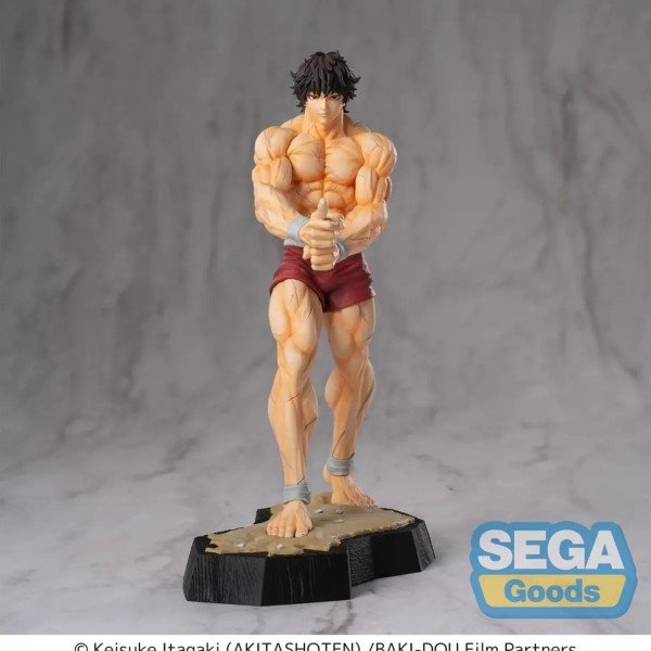 Statuette Baki Hanma Luminasta SEGA de face, torse musclé, short rouge et socle dojo.