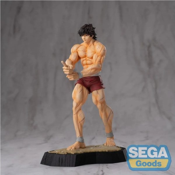 Statuette Baki Hanma Luminasta SEGA vue de trois quarts sur socle, mains jointes et short rouge.