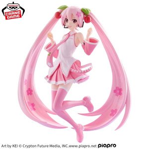 Figurine Sakura Miku sur fond blanc avec couettes roses, accessoires cerise et pose joyeuse.