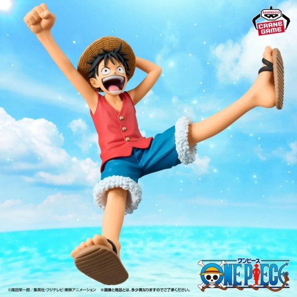 Figurine Monkey D. Luffy Romance Dawn Vol.1 devant un décor ciel et mer, sourire ouvert et jambe tendue.