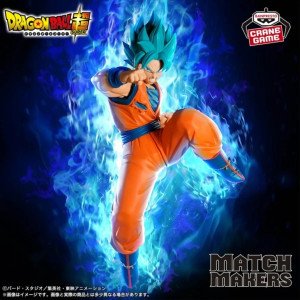 Figurine Son Goku Super Saiyan Blue Match Makers, genou levé et poing en avant sur fond blanc. 2
