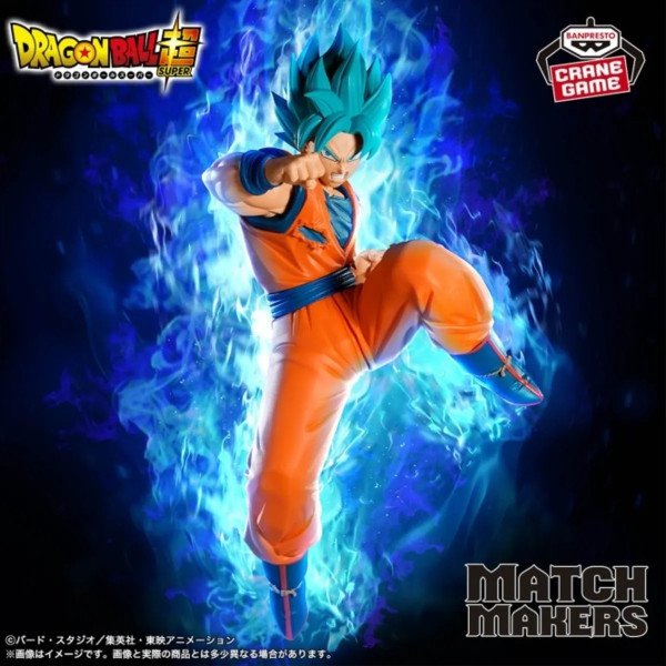 Figurine Son Goku Super Saiyan Blue Match Makers avec aura bleue, genou levé et décor Dragon Ball Super.