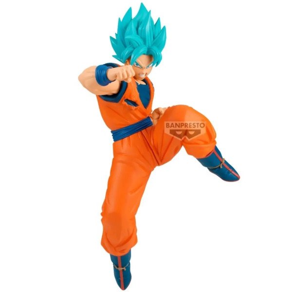 Figurine Son Goku Super Saiyan Blue Match Makers, genou levé et poing en avant sur fond blanc.