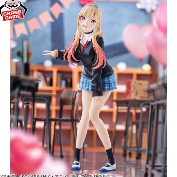 Marin Kitagawa en figurine Glitter & Glamours, pose vive devant un décor de classe avec ballons roses.