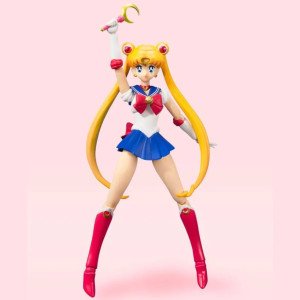 Figurine Sailor Moon S.H. Figuarts Animation Color Edition en pose de combat sur fond rose. 2