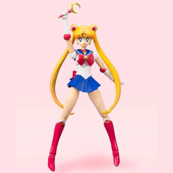 Sailor Moon S.H. Figuarts Animation Color Edition tenant le Moon Stick au-dessus d’elle.
