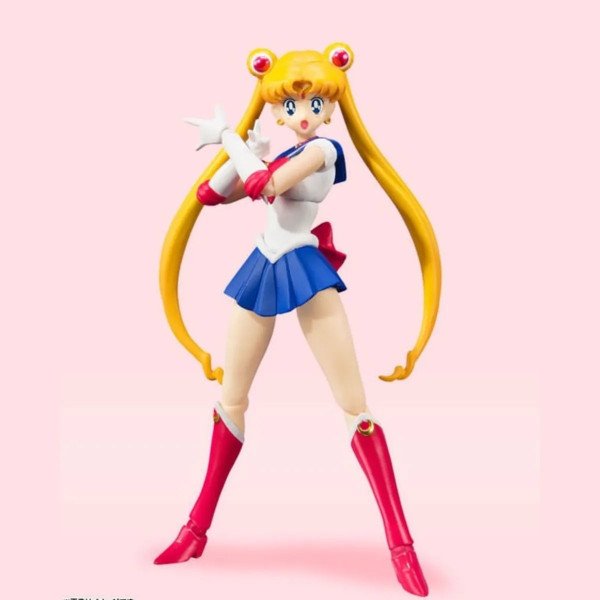 Figurine Sailor Moon S.H. Figuarts Animation Color Edition en pose de combat sur fond rose.