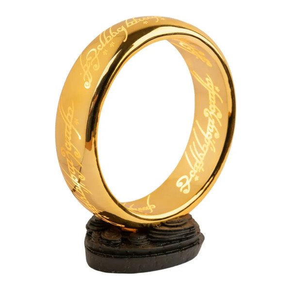 Gros plan sur la lampe One Ring dorée avec inscriptions elfiques et socle noir sculpté.