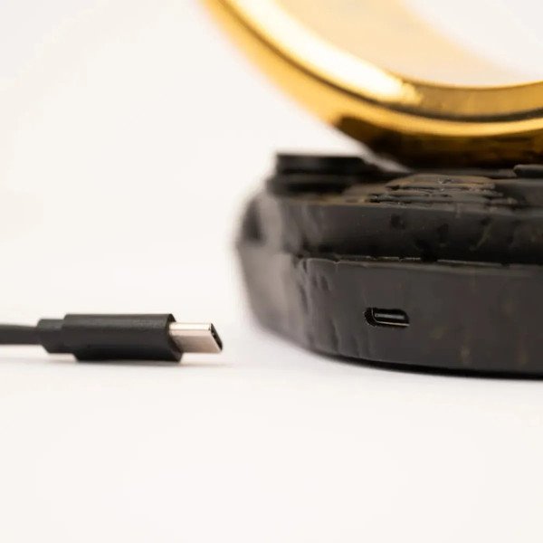 Détail du port USB-C de la lampe One Ring Le Seigneur des Anneaux avec câble de recharge.